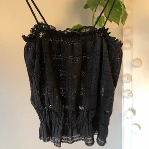 Topp 🖤 - Svart topp från Zara i tunt ”stickat” material och resor i midjan. Möts upp i sthlm! 