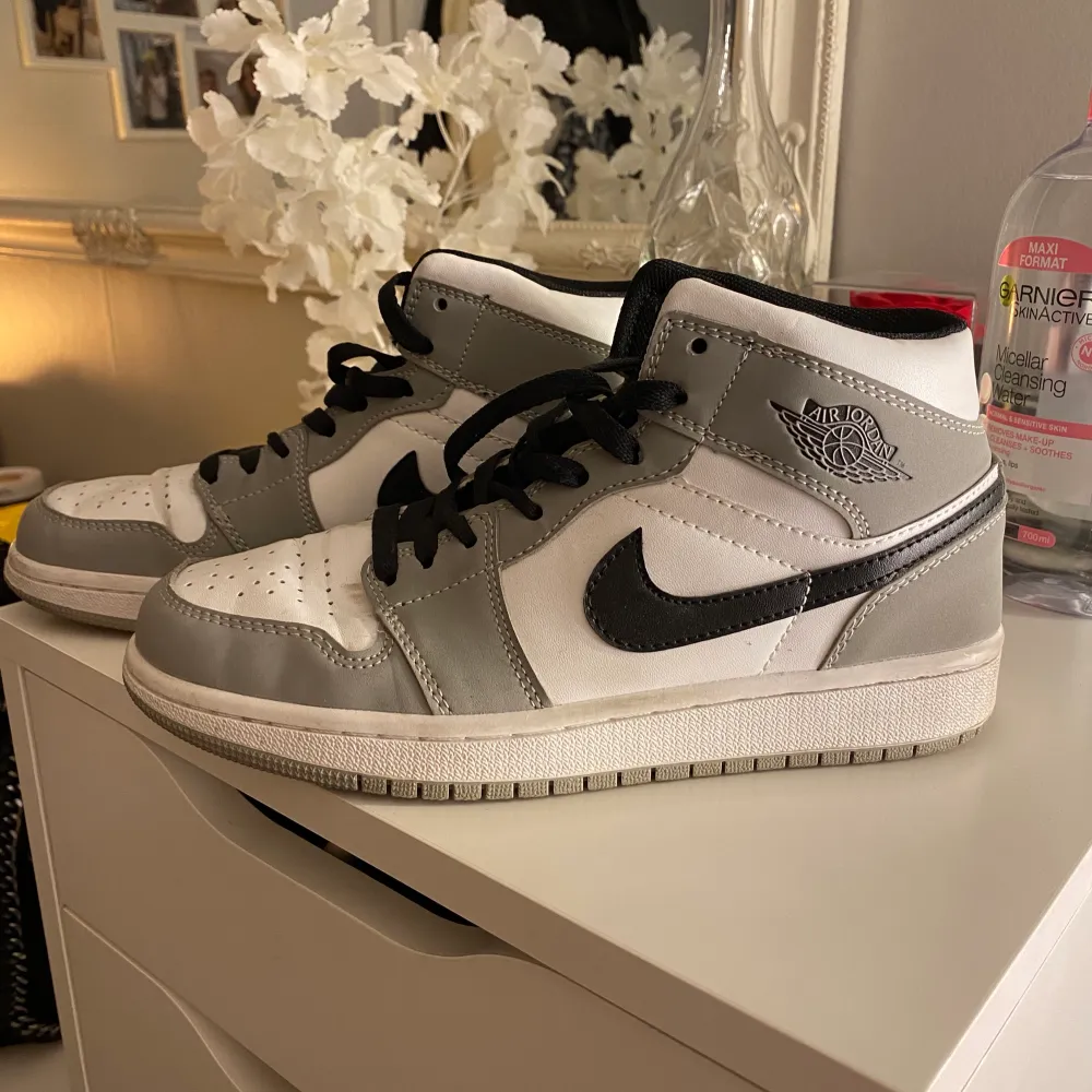 Säljer mina Air Jordan 1 Mid light smoke grey då dom inte kommer till användning längre tyvärr! Använts kanske 5 gånger, lite ”creesade” (Vettefan hur de stavas) men fortfarande i bra skick! Nypris 4110 men säljer för 1700 + 80 i frakt! Strl 39💕 LAGT BUD LIGGER! KÖP DIREKT FÖR 1900!. Skor.