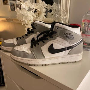 Air Jordans 1 mid - Säljer mina Air Jordan 1 Mid light smoke grey då dom inte kommer till användning längre tyvärr! Använts kanske 5 gånger, lite ”creesade” (Vettefan hur de stavas) men fortfarande i bra skick! Nypris 4110 men säljer för 1700 + 80 i frakt! Strl 39💕 LAGT BUD LIGGER! KÖP DIREKT FÖR 1900!