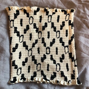 Tubtopp - Säljer jättefin tubtopp från H&M! ❤️ Säljer eftersom den tyvärr är lite för liten för mig 🥲. Möts i Stockholm! 