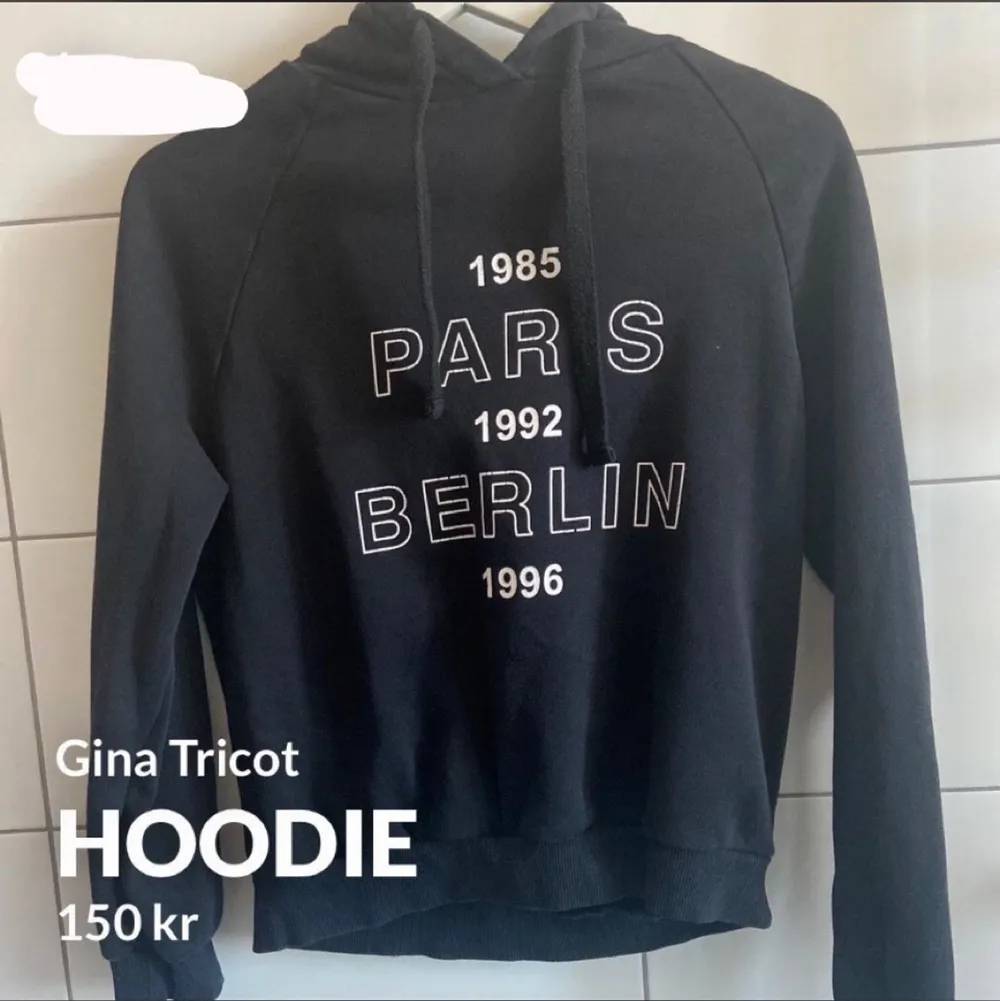 En väldigt skön hoodie i storlek XS, användt men bra skick. Pris: 150kr (frakten ingår i priset). Hoodies.