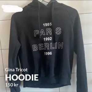 En väldigt skön hoodie i storlek XS, användt men bra skick. Pris: 150kr (frakten ingår i priset)