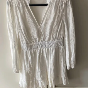 Klänning - Så fin klänning till sommaren, student eller något annat tillfälle! Köpt av en annan användare här på plick men den passade tyvärr inte mig:( inga defekter. Ursprungligen från missguided. Frakt ingår inte i priset💗