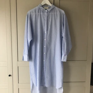 Randig klänning - Snygg klänning som aldrig kommit till användning för mig! Strl 36. Säljes för 300kr