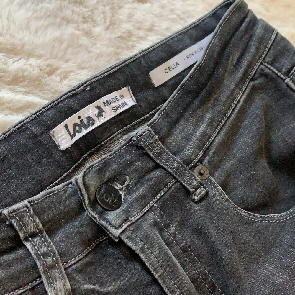 Gråa lois jeans i storlek 25 (L34).. Jeans & Byxor.