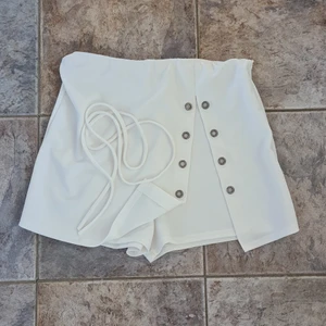 Skorts från fashionnova  - Skorts från fashionnova. Något genomskinliga, snörning. Passar S-M 
