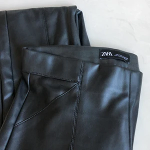Skinnbyxor från Zara stl S 🤍 - Helt nya skinnbyxor från Zara stl S 🤍