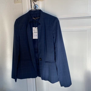 Blå kavaj prislapp kvar - Zara kavaj storlek 36, prislapp kvar köpt på rea för 199 säljer för 100 , orginalpris 399 🥰