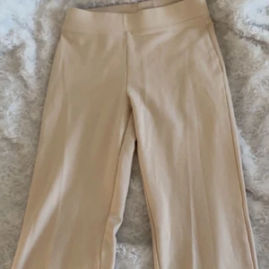 Beige bootcut leggings  - Ett par beige leggings från ginatricot som tyvärr har blivit för små för mig, köpte för 299 och säljer för 90kr