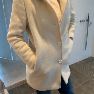 Sisley kappa - Säljer min mammas sisley kappa!! Hon är ungefär 170 cm lång och den sträcker sig nedanför rumpan. Säljer pga att hon köpt en ny jacka och hon därför inte längre har någon användning för den. Den enda DEFEKT på jackan är en knapp som saknas högst upp, det syns lite på bilden men inte jättetydligt så kontakta mig om du vill ha mer bilder på DEFEKTEN!💕 Superfin och perfekt till våren. Köpt för 1200kr och säljer för 350kr💕