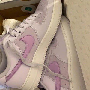 Nike air force - Säljer dessa Nike airforce. Använt några fåtal gånger. Jätte fina skor, men kommer inte till användning. Perfekt nu till våren, o sommaren som kommer. 💗💗