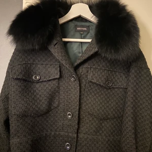 Meotine jacka  - (INTRESSEKOLL) på min skit snygga meotine jacka älskar den men vill köpa en annan vår jacka , den är så fin o perfekt till våren , ( pälsen går att ta av) den är i st Xs/S ❤️ vill se hur mycket jag kan få för jackan ! 🚫tar ej bud under 1900🚫( KÖP DIREKT FÖR 2500)