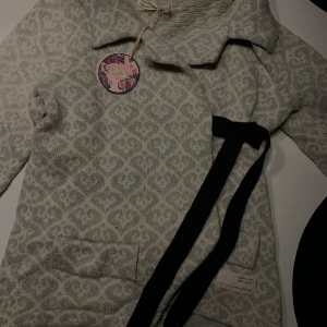 Love knit kofta - Oanvänd. Storlek 0, köparen står för frakt