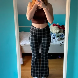 Rutiga bootcut byxor strl S - Säljer dessa fina byxor pga dom är för korta! Knappt använda, kan betala med swisch,delar på frakten! Pris kan diskuteras!!