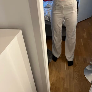 Vita kostymbyxor - Vita kostymbyxor i storlek 36. Säljes pga av att dom är för stora för mig, skulle säga att dom är mer av en 38 ungefär. Dom är väldigt sköna och ganska långa för mig som är 167! Dragkedjan sitter på sidan.❤️