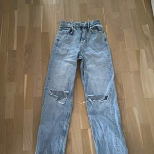 Ett par jeans från Gina i storlek 32. De är avklippta så att de gassar någon som är under 160. Hör av dig om du vill ha fler bilder så fixar jag de!