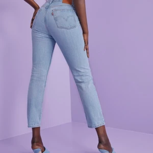 Levis 501 straight jeans - Superfina Levis jeans i toppenskick. Knappt använda då de är för små för mig 🤪 Storlekslappen saknas men skulle gissa på S, kan skicka mått om så önskas ☺️ Köparen står alltid för frakten 💕