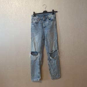 Ljus blåa jeans med hål från H&M⚡️Vet inte ordenariepriset men säljer för 80kr