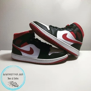 Jordan 1 MID Gym Red - Jätte bra skick, 9,5/10 storlek 43 säljer då de inte kommer till användning! 💫 NYPRIS: 2799kr Hör av dig vid intresse eller frågor. Med vänlig hälsning.  100% äkta med kvitto från footlocker med footlocker påse och box