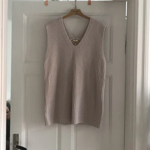 Ull/ Cashmere pullover - Aldrig använd (lapparna kvar) pullover eller klänning beroende på hur man vill använda den. Min tanke var kort klänning. Storlek S nypris 799 sek. Etiskt förvärvad Cashmere