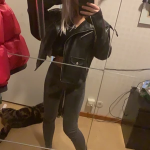 Skinnjacka från zara - Säljer min skinnjacka från zara i strl xs💓