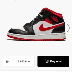 Air Jordan 1 Gym red - Air Jordan 1 Gym red mid Helt Nya. säljer eftersom dom va ett storlek för små. jätte snygga kommer med Jordan sko låda och restocks verified authentic chip. (24.5cm) köpt från restocks (säljer också ett par blåa storlek 39) du swishar när jag har sckikcat bild på paketet med ditt namn och adress. köp direkt för 2300 (om du vill ha plick safepay kostar det 100kr extra