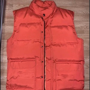 Ny Vinter Väst - En helt ny Vinterväst i en ögonfångande orange från Truenorth. Den är förvånande varm och har många fickor. Storleken är XL men har passat mig som är M. Pm för fler bilder!