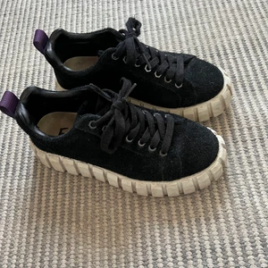 Eytys sneakers  - Snygga eytys sneakers i strl 38, super fina i skicket och kartong finns kvar💗 