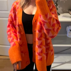 Kofta - Så fin och mjuk kofta från Zara, använd 2 gånger så i perfekt skick❤️‍🔥❤️‍🔥 nypris 559kr