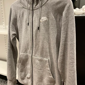 Nike kofta - Nike zip up sparsamt använd och i jättebra skick. Säljer då jag inte använt den på jättelänge. Pris kan diskuteras. ❗️Köparen står för fraktkostnad❗️