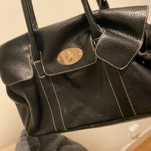 Läder väska  - Vet inte om det är riktigt läder men det är en bra väska i gott skick har inte använt den 🤗