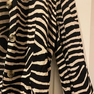 Zebra kofta/blus - Denna blus är väldigt fin att ha både vardagligt och om man ska på t.ex middag. Jag rekommenderar starkt att ha typ ett linne under.