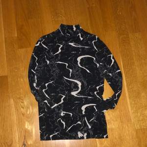 säljer nu denna fina långarmade svart/vita tröjan då den inte kommit till någon användning, tröjan är köpt för 200 kr. Priset kan diskuteras, köparen står för frakten!! vid minsta lilla fråga tveka inte att skriva!<3