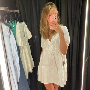 Klänning - Super söt klänning från zara. Aldrig använd, prislapp kvar! Om fler är intresserade blir det budgivning 💖