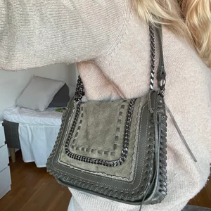 Axelväska / Crossbody - Väska från Zara! Fin grön färg i ”mocka”. Kan ha på axel eller crossbody ✨✨✨ fint skick
