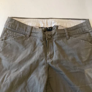 Gröna low waisted byxor - Low waisted gröna byxor i storlek 38 i midjan. Straight leg. Sitter bra i midjan och blir lite lösare ner mot benen.