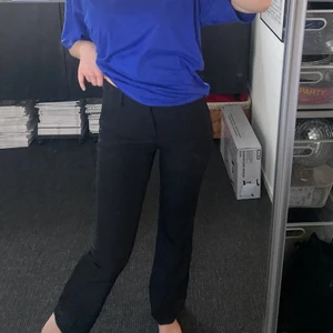 Kostymbyxor  - Långa och fina kostymbyxor som sitter som en smäck! Säljes då dom inte kommer till användning❤️