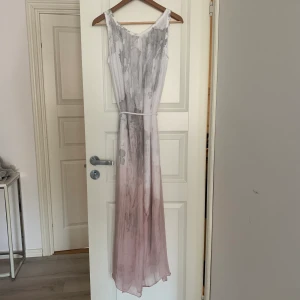Silke siden exklusive klänning - Fantastisk klänning i siden och viskos. One size. Inköpt för 900kr. Oanvänd. 