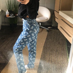 Prettylittlething byxor - Blåa jeans med vita (PLT) tryck, väldigt fina sitter snyggt vid rumpa lår, skönt jeans material!! Sitter snyggt raka i benen och passar till dem flesta färgerna av val till tröja😍🥰