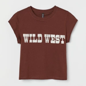 Wild west t-shirt - En t-shirt från Hm för 49kr men säljer den för 20kr +19kr frakt 📦 har används 4-9 gånger men inga fläckar eller hål i sig ❤️kontakta vid köp 💘💘