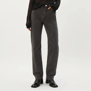 Weekday voyage black jeans w.29/l.30 - Klassiska svarta raka jeans från Weekday. Väl använda men i gått skick. Köparen står för frakt 💗