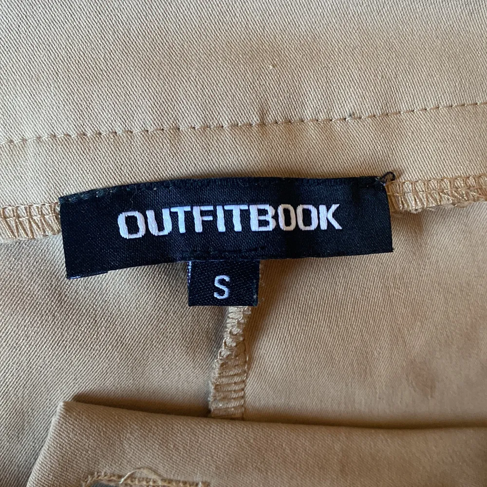 Beiga supersnygga cargopants. Köpt från OUTFITBOOK och är i storlek S. Stretchiga. . Jeans & Byxor.