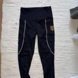 Maya delorez ridbyxor  - Säljer mina fina maya delorez ridbyxor då jag inte rider längre. De är sparsamt använda och är i fint skick, de är i den mörkblå/svarta färgen och är i stl xs. De är helskodda och jättesköna. De är köpa på deras hemsida för 800kr och säljer för 500kr men kan tänka mig att diskutera priset. Hör av er om ni har fler frågor 💕