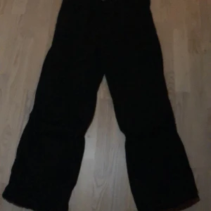 Lowwaist cargobyxor - lowwaisted cargo byxor vintage superduper söta! sitter som en smäck (man får bra röv) storlek 40 men passar mindre. köparen står för frakt 💚
