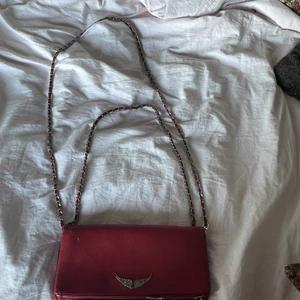 Röd Zadig väska  - Säljer nu min jätte fina Zadig väska, den är i bra skick med de har gått upp lite skinn som man kan se på andra bilden! Har ej kvar äktihetsbevis eller duts bag, där med priset! 💘💘💘