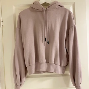 Ljuslila hoodie xxs - ljuslila hoodie i något oversize, mer som en xs än xxs. Sträcker sig ner till midjan på mig. 