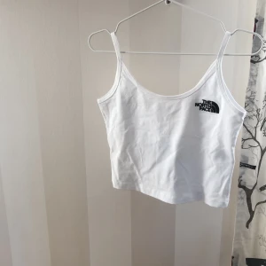 north face crop top - Aldrig använd med lapp kvar!🤍🤍☺️