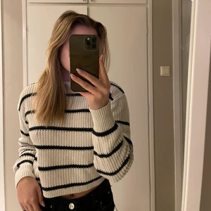 Randig stickad tröja - Randig stickad tröja från Gina. Sitter jättefint och är så skön! Perfekt tröja till våren! 