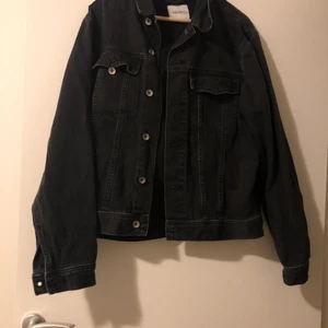Svardassig jeansjacka  - Från Vailent, men köpt på Carlings. Använd ett fåtal gånger. 