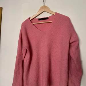 En rosa stickad tröja från Vera Moda. Älskar den men säljer pågrund av att den inte är min stil längre:( Bra skick.